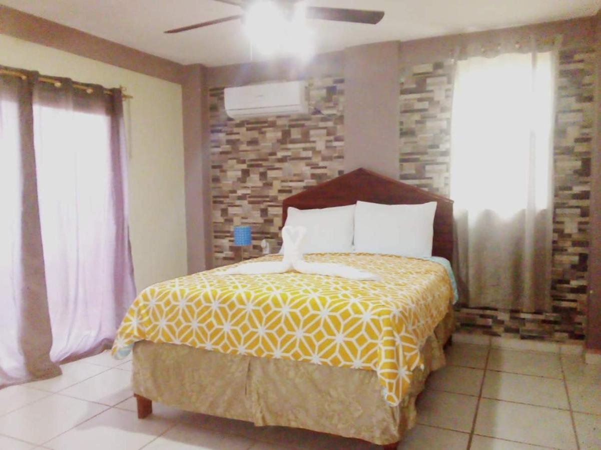La Delphina Bed&Breakfast Bar&Grill La Ceiba Exterior foto