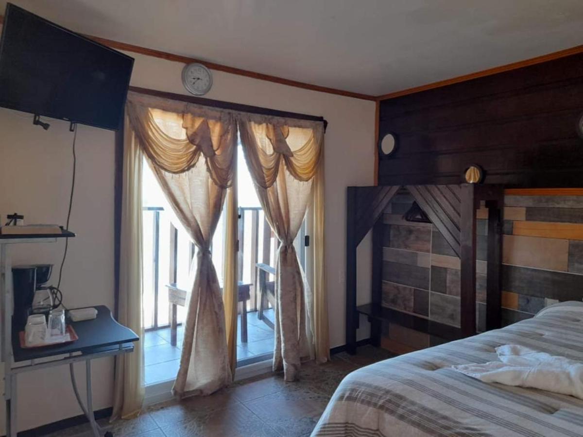 La Delphina Bed&Breakfast Bar&Grill La Ceiba Exterior foto