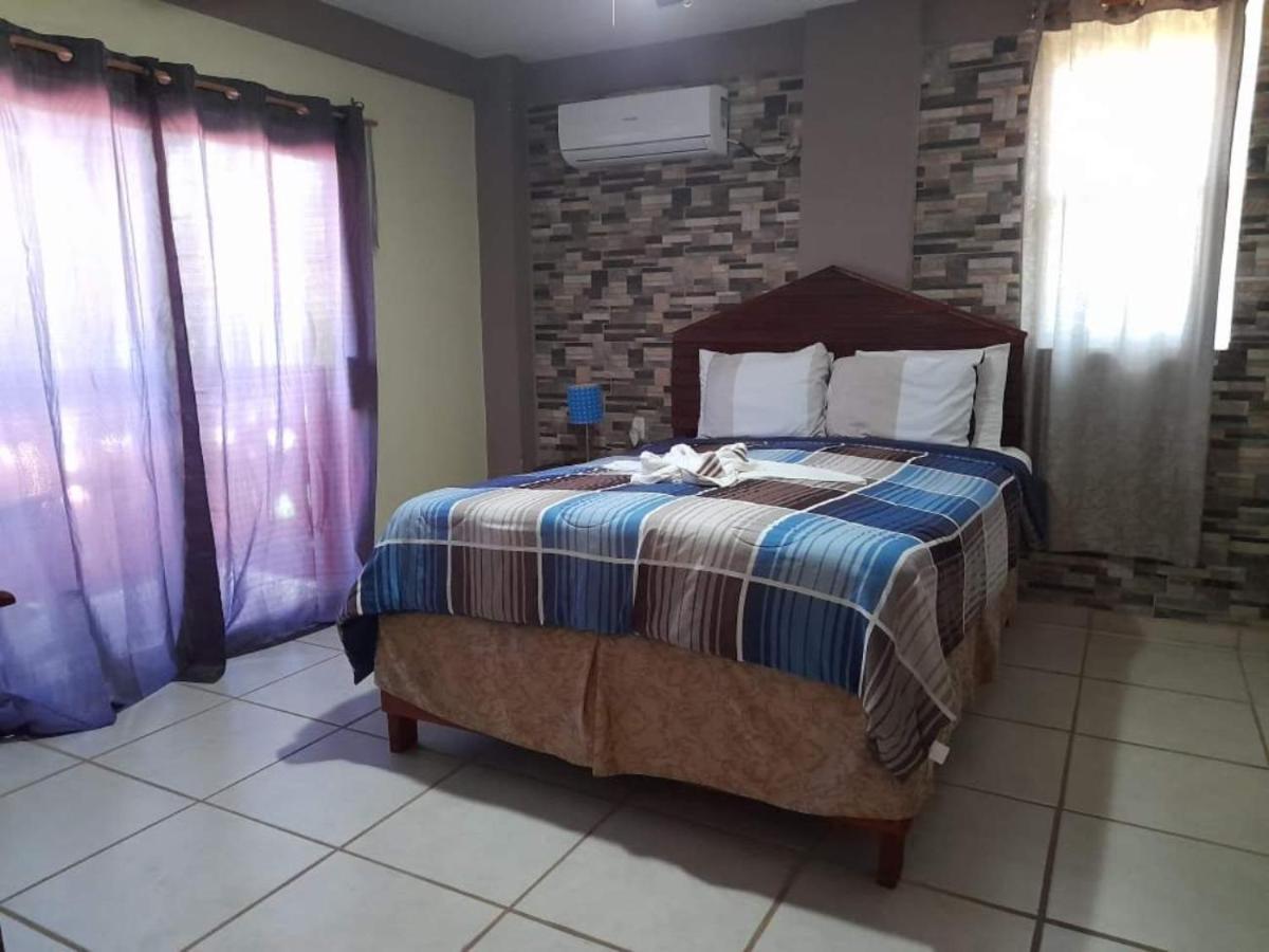 La Delphina Bed&Breakfast Bar&Grill La Ceiba Exterior foto