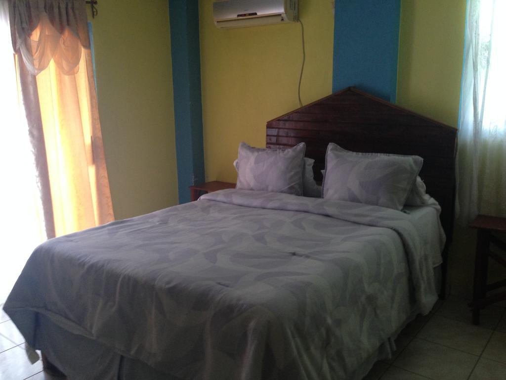 La Delphina Bed&Breakfast Bar&Grill La Ceiba Exterior foto