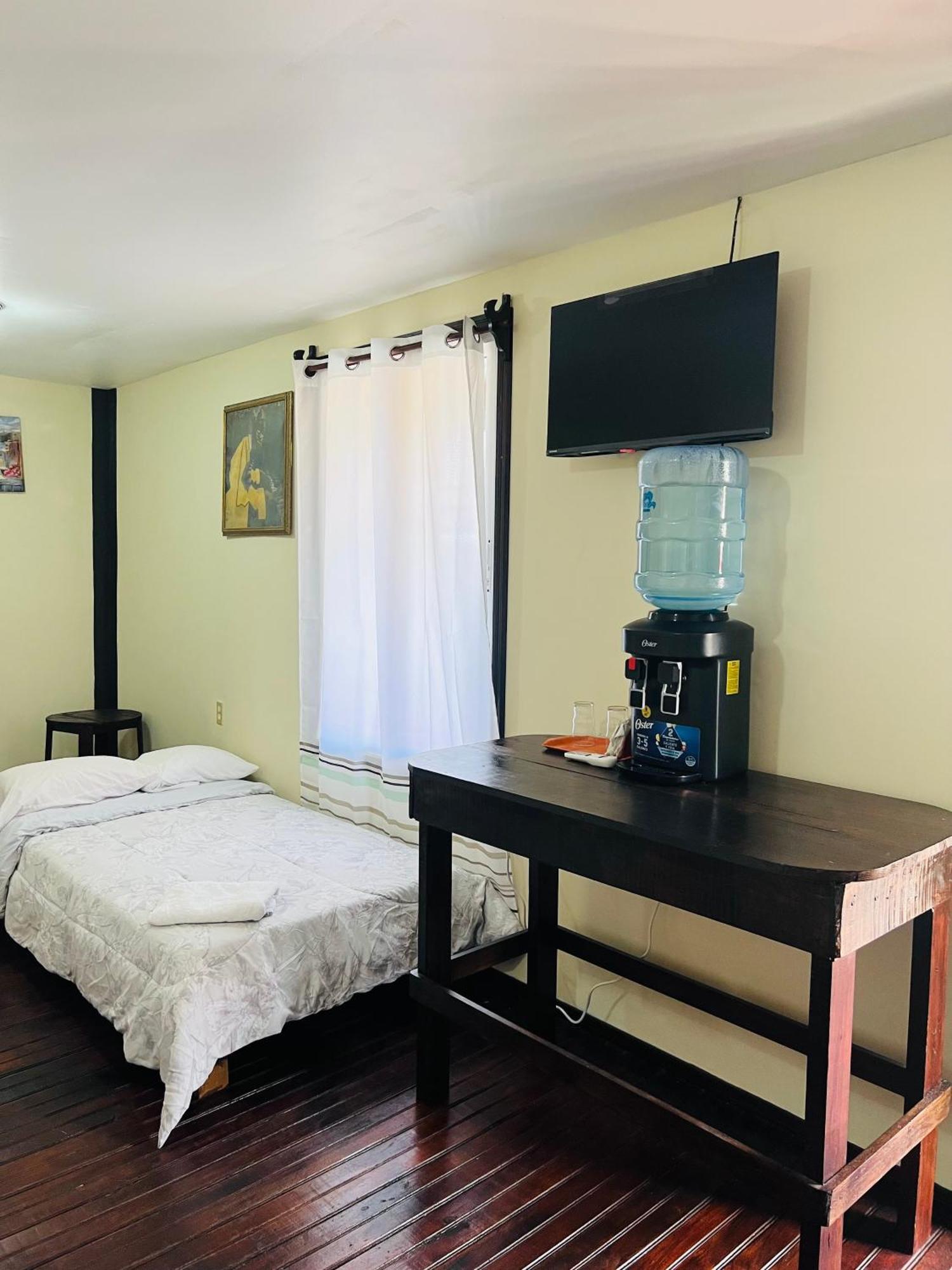 La Delphina Bed&Breakfast Bar&Grill La Ceiba Exterior foto