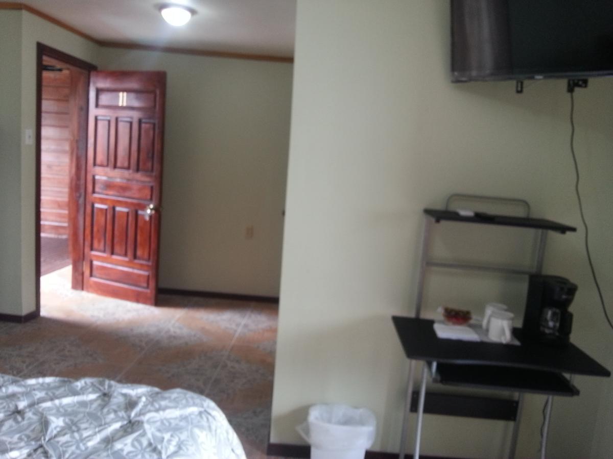 La Delphina Bed&Breakfast Bar&Grill La Ceiba Exterior foto